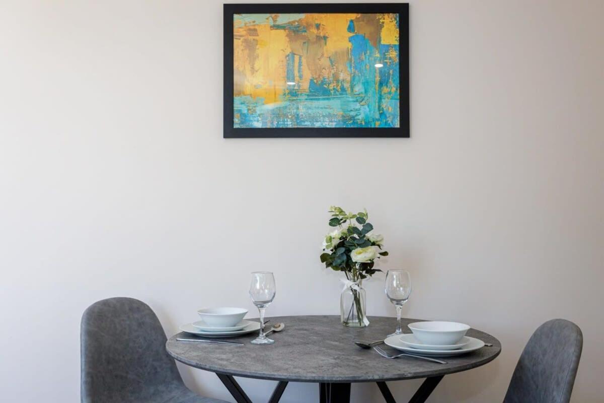 Fantastic 1 Bedroom Apartment *